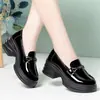 Mocassins Simples Bico Redondo Solado Grosso Feminino Couro Patentado Preto Salto Grosso Poliuretano Slip-on Estilo Britânico Calçados Preguiçosos para o Trabalho