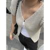 Cardigan de Tricô Fino Slim Fit Manga Curta com Design Vazado Gola V Dois Botões Estilo Coreano Moda Primavera/Verão 2026 para Mulheres