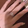 Anel de Dedo Quadrado Redondo Pequeno de Gipsofila de Luxo Leve de Alto Padrão Pavimentado com Diamantes Exquisito Versátil Temperamento Design Moderno