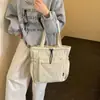 Bolsa tote de nylon com cordão e múltiplos bolsos, grande capacidade, adequada para o trajeto diário, leve, casual, para estudantes, e pode ser carregada na mão.