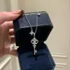Colar Chave Íris Escovado Retro de Luxo Leve, Design Feminino com Zircônia Incrustada, Corrente para Clavícula com Pingente de Alta Qualidade