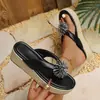 Chanclas de Verano 2026 Nuevas con Pedrería Suela Plana Sandalias de Dedo Estilosas para Vacaciones Ligeras Slip-Ons de Moda Versátiles