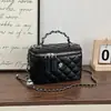 Elegante bolso de hombro para mujer 2026 nuevo diseño de nicho de moda bolso cruzado pequeño cuadrado con cadena acolchada estilo Chanel