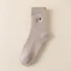 Calcetines gruesos y cálidos de lana para mujer, otoño e invierno, con bonito bordado de cachorro, calcetines de media pantorrilla, calcetines de cachemira simples y versátiles