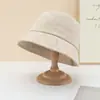 Chapéu de pescador coreano de camurça requintado com cabeça grande para mulheres, adequado para outono e inverno, oferece proteção solar, versátil, faz o rosto parecer menor, chapéu bucket estiloso