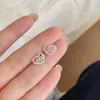 Brincos de Coração Trançado Vazado Enrolado de Placa de Cobre Prateado Liso para Mulheres com Agulhas de Prata Estilo Coreano Pequenos e Delicados Brincos Elegantes de Alta Qualidade