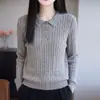 Polo de lana de hilo fino con un diseño de cuello refinado, que ofrece calidez y versatilidad, un imprescindible para otoño e invierno, que irradia elegancia.