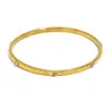Moda Europeia e Americana Elegante Nicho Retrô Joia de Mão Aço Inoxidável Banhado a Ouro 18K Textura Martelada Pequeno Diamante Redondo Pulseira Fechada