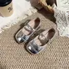 Sapatos de couro para meninas, sapatos de princesa prateados para meninas pequenas, novo estilo primavera e outono 2026, sapatos casuais para bebês, sapatos respiráveis para bebês, sapatos de sola macia