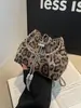 Bolso de mano con estampado de leopardo para mujer, nueva colección otoño/invierno 2026, bolso de cadena de moda retro de nicho, bolso de hombro, bolso cruzado