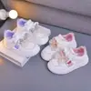 Zapatillas para Niña Dibujo Animado Cereza Zapatos Blancos Perla Zapatos Deportivos Infantiles Modelo Nuevo 2026 Velcro para Niña Superficie de Cuero