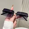 Gafas de sol cuadradas de medio marco estilo americano con remaches metálicos, lentes oscuras grises que bloquean la luz, de moda para selfies, gafas de protección solar de nicho y versátiles