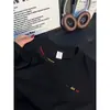 Camiseta resistente de color azul marino iridiscente bordada para hombre, estilo retro americano de verano, cuello pequeño acanalado, manga corta, manga de cinco cuartos para pareja