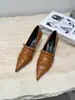Sapatos de salto agulha franceses maduros com bico fino e plissados de corte baixo para mulheres, mostrando temperamento, versáteis para negócios, saltos altos clássicos para sair