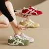 Tênis de treino clássico super popular para mulheres, nova coleção outono 2026, tênis casuais de sola fina, versátil e moderno, o estilo "Forrest Gump"