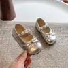 Zapatos de piel para niña estilo princesa con perlas, estilo coreano, nuevo modelo 2026, elegantes zapatos de princesa para bebé de suela blanda con lazo