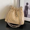 Bolso de cadena Lingge para mujer, nuevo diseño de nicho, bolso de hombro de verano de alta gama, popular en Internet, bolso de cubo, 2023
