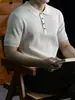 Camisa polo de tricô listrada vertical de luxo leve para homens, resistente a rugas e estilosa, de manga curta, respirável e versátil para o verão, com gola de lapela