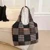 Bolsa Tote Xadrez Patchwork Desgastada Estética Cool e Relaxada para Estudantes Universitárias Versátil para o Dia a Dia Casual Bolsa de Ombro