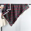 Lenço de Seda com Estampa de Cereja Doce Versátil para Outono, Redutor de Idade, com Toque de Luxo, Combinado com Casaco, Cachecol e Xale Elegante para Mulheres