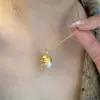 ¡Artesanía de Alta Resistencia! Collar Colgante de Gorro de Navidad en Oro Cepillado con Diamantes Brillantes y Cuentas de Estrella, Cadena Elegante de Suéter para Mujer Otoño e Invierno