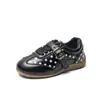 Tênis de treino alemão retrô preto com bolinhas para meninas, nova coleção primavera/outono 2026, tênis casuais versáteis infantis com fivela de couro