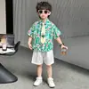 Conjunto de Camisa Floral Dopamina de Verão para Meninos 2026 Novo Estilo Coreano Street Style Moda Roupas de Verão Infantis Conjunto de Duas Peças