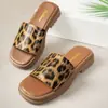 Chinelos de Moda Europeia e Americana com Solado Grosso Verão 2026 Novo Estampa de Leopardo Sandálias de Salto Bloco Comércio Exterior Tamanho Grande Bico Redondo Tira Única Chinelos