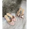 Sandalias de tacón alto con lazo plisado de satén estilo francés Chuyuji para mujer, nuevo modelo de verano 2026, rosa, sexys y delicadas