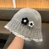 Chapéu de tricô infantil para outono e inverno com acabamento em renda, chapéu de lã estilo pimenta, chapéu bucket para meninas, pequeno design floral, quente, transfronteiriço