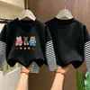 Camiseta infantil de algodão puro listrada de manga longa, top estiloso novo 2026 para crianças, camiseta de outono com desenho para meninas