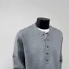 Camiseta versátil para hombre con diseño falso de dos piezas y cuello Henry, nuevo estilo primavera-otoño, juvenil y moderno, top casual holgado de manga larga