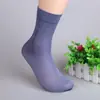 Novidade primavera e verão meias casuais masculinas de veludo pérola cor sólida finas cinta liga de negócios salto meias masculinas fabricantes atacado