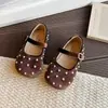 Zapatos de piel para niña 2026 otoño nuevo, zapatos de princesa con perlas, suela suave, antideslizantes, adecuados para actuaciones, mocasines versátiles para niños mayores
