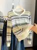 Suéter de punto de cuello redondo con rayas de contraste para mujer, nueva versión coreana de otoño 2026, cárdigan top simple y elegante que estiliza