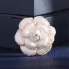 Broche de Camelia para Mujer, Nuevo Accesorio Floral de Moda 2021 para Trajes y Abrigos con Elementos de Pétalos