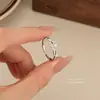 Anillo de Flor de Lirio Hueca de Lujo Ligero de Nicho para Mujer, Estilo Bosque Pastoral Personalidad Floral Exquisito Versátil Anillo Ajustable para Dedo Índice