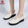 Zapatos de piel modelo nuevo 2026, piel suave, suela blanda, cómodos, para mujeres de mediana edad y mayores, primavera y otoño, suela plana, casual, zapatos de piel impermeables, en stock para venta al por mayor