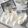Nuevos calcetines de longitud media con estampado de letras, calcetines de algodón modernos estilo coreano, absorbentes del sudor y resistentes al olor, adecuados para deportes y uso diario, calcetines de algodón a rayas, colección primavera/verano