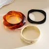 Conjunto de tres piezas de pulseras geométricas retorcidas con degradado de resina exageradas europeas y americanas, pulseras vintage de nicho transfronterizas, joyería personalizada para mujer