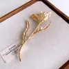 Broche Floral Plegado Estilo Minimalista Europeo y Americano, Broche Versátil Único y de Moda, Accesorio de Lujo Ligero de Gama Alta, Diseño de Nicho