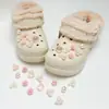 Zuecos forrados de algodón con accesorios decorativos, dijes para zapatos de planeta KT de diamante rosa, alta gama para DIY, ligeros y lujosos adornos de diamante en forma de corazón, y bonitas flores para zapatos para niñas