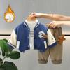 Traje con Forro de Felpa para Niños Invierno Engrosado 2025 Nuevo Estilo de Invierno Chaqueta de Béisbol Oso Bordado con Toalla Trendy para Niños Conjunto de Tres Piezas