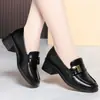Mocasines Negros de Corte Bajo Estilo Británico Charol Tacón Grueso para Mujer Slip-on para Viajar Zapatos Individuales Hebilla Cuadrada Suela Suave Versátiles Zapatos Individuales