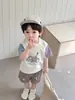 Blusas Cartoon para Bebês Verão Conjuntos para Meninos Estilo Fino 2026 Novas Roupas de Verão para Bebês Estilo Coreano Roupas Infantis Conjunto de Duas Peças