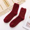 Meias de cor sólida masculinas de fleece de coral espessadas quentes para dormir outono e inverno pelúcia de cano médio para adultos meias de chão atacado