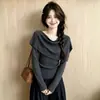 Conjunto de dos piezas de punto de cuello alto estilo francés para mujer, con un chal gris oscuro superpuesto a un jersey de manga larga.