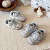Tênis Esportivo Infantil 2026 Outono Novo Estilo Solado Macio Sapatos Forrest Gump Sapatos Casuais Fofos para Meninas Antiderrapante Resistente ao Desgaste Sapatos para Crianças Pequenas