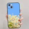 Funda para iPhone 15 con cielo azul, nubes blancas, margaritas y sonrisas soleadas