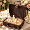 Caja de almacenamiento de ratán al por mayor de fábrica Caja de almacenamiento portátil marrón Decoración para fotografía de bodas Regalo de mano Caja de almacenamiento de imitación de ratán